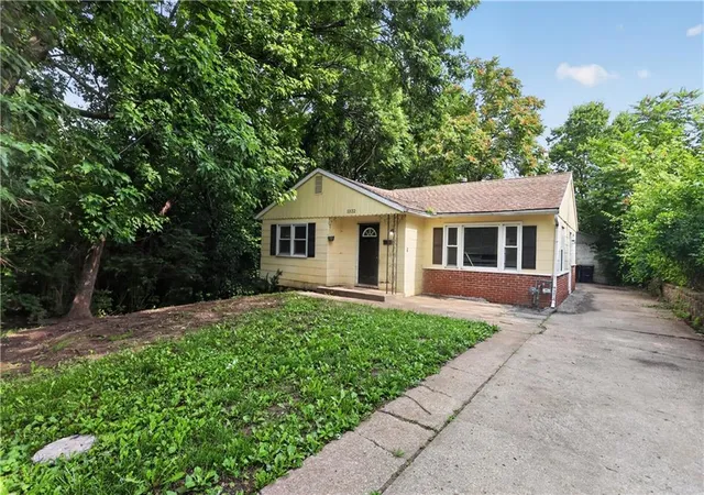 3rd image of 1322 E 82Nd St, Kansas City, MO 64131 | MLS# 2623917