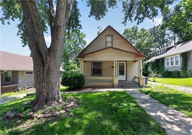 3rd image of 1829 Oakland Ave, Kansas City, KS 66102 | MLS# 2623922