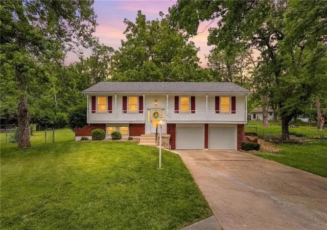 Homes for sale in Kansas City, MO | 10601 Walrond Ave, Kansas City, MO 64137 | MLS# 2623945