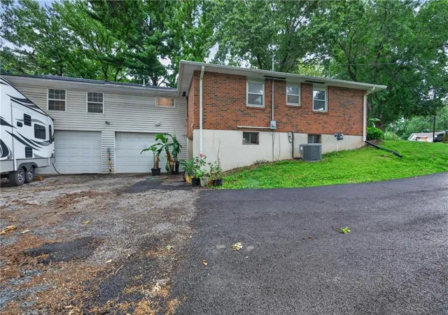 Homes for sale in Lexington, MO | 7 Country Club Ter, Lexington, MO 64067 | MLS# 2623961
