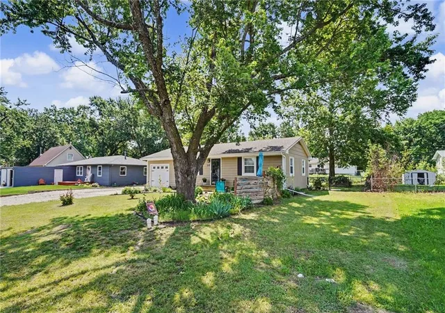 Homes for sale in Wellsville, KS | 218 Cedarlane Dr, Wellsville, KS 66092 | MLS# 2624033