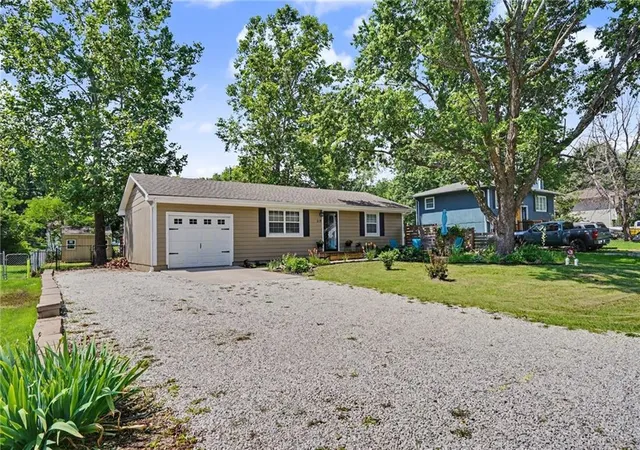 Homes for sale in Wellsville, KS | 218 Cedarlane Dr, Wellsville, KS 66092 | MLS# 2624033