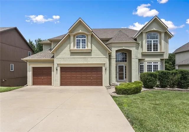 1st image of 212 Ne Hidden Ridge Ln, Lees Summit, MO 64064 | MLS# 2624047