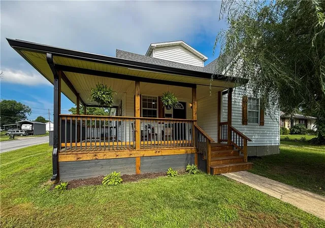 1st image of 526 S West St, Nevada, MO 64772 | MLS# 2624048