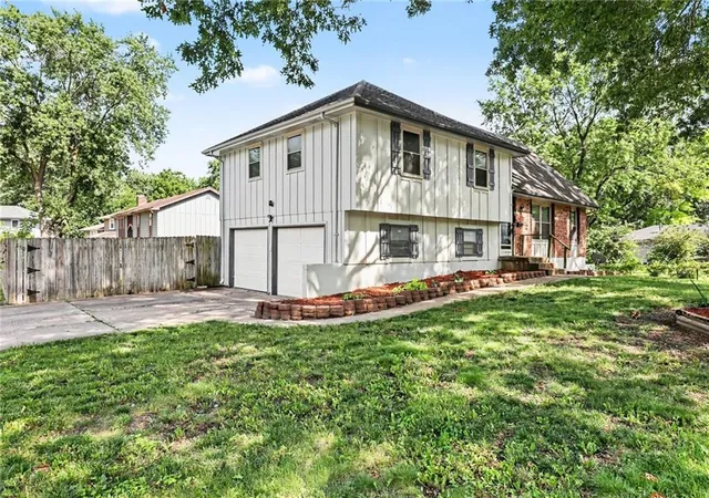Homes for sale in Grandview, MO | 13301 Lowell Ave, Grandview, MO 64030 | MLS# 2624053