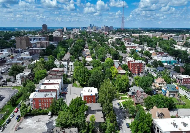 Listing Photo 2 - Condo for sale in building located at 3836 Wyandotte St, Kansas City, MO 64111 - Unit #
