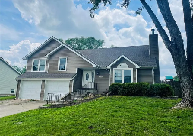 Single family home for sale at 933 Park Ave, Leavenworth, KS 66048 | MLS# 2624074