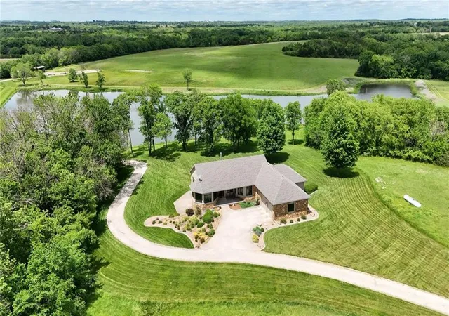 Homes for sale in Baldwin City, KS | 1672 N 1 Rd, Baldwin City, KS 66006 | MLS# 2624091