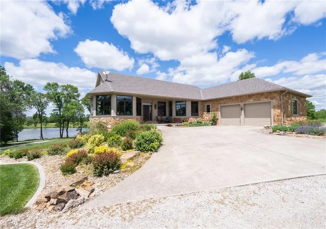 Homes for sale in Baldwin City, KS | 1672 N 1 Rd, Baldwin City, KS 66006 | MLS# 2624091