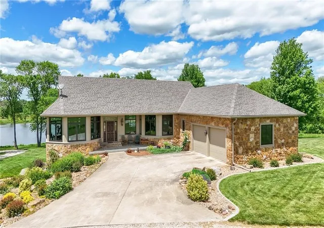 Homes for sale in Baldwin City, KS | 1672 N 1 Rd, Baldwin City, KS 66006 | MLS# 2624091