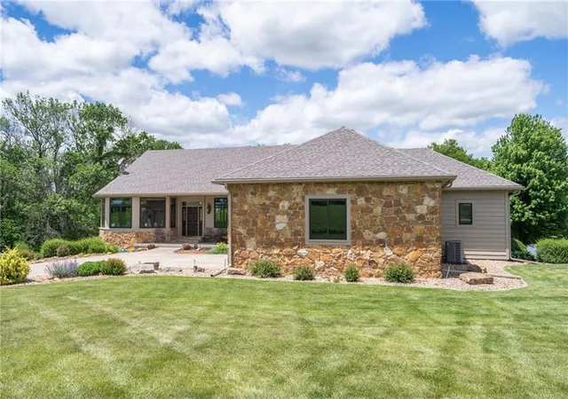 Homes for sale in Baldwin City, KS | 1672 N 1 Rd, Baldwin City, KS 66006 | MLS# 2624091
