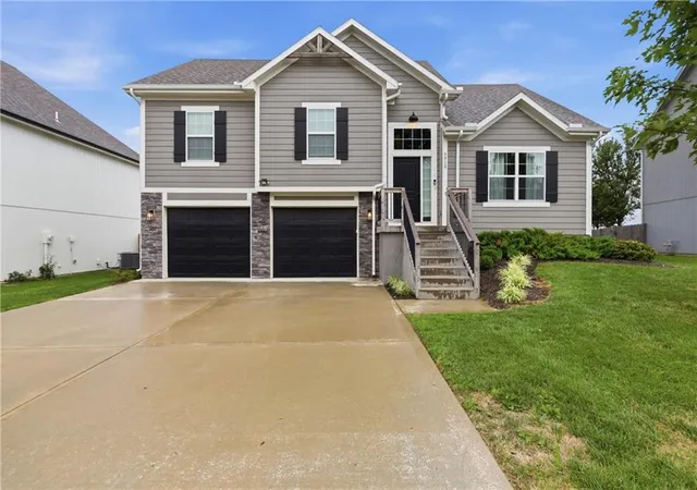 Photo 1 of Sale Pending at 3919 Valley Frg Dr, Blue Springs, MO 64014 | MLS# 2624140 | Listing updated on 2026-10-01