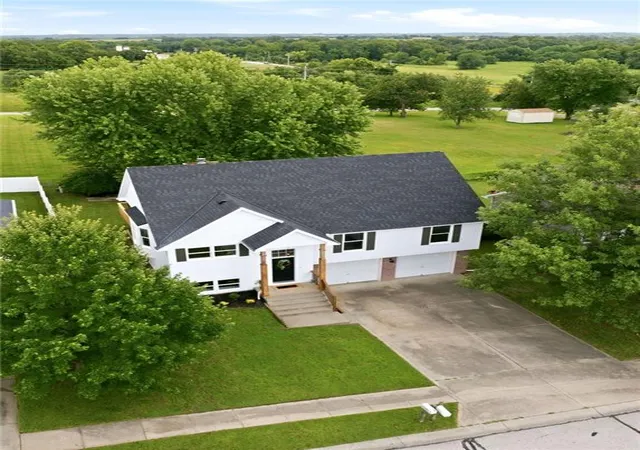 2nd image of 207 Parkway Dr, Warrensburg, MO 64093 | MLS# 2624205
