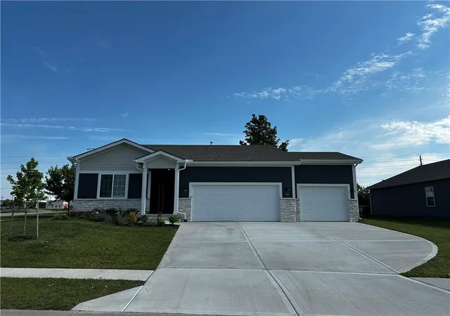 1st image of 309 Sw Hawthorne Ct, Blue Springs, MO 64014 | MLS# 2624215