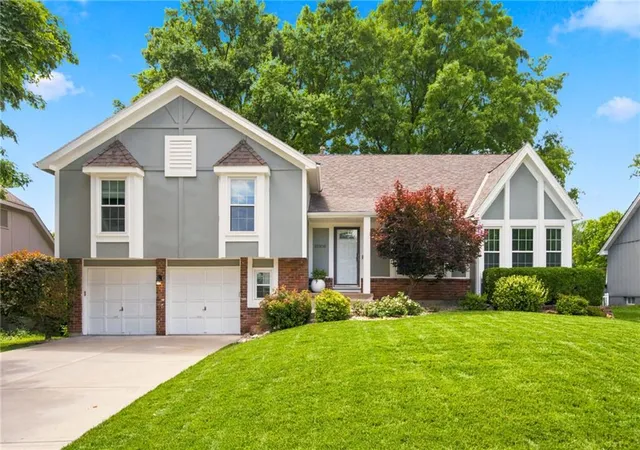 Homes for sale in Lenexa, KS | 10308 Oakmont St, Lenexa, KS 66215 | MLS# 2624273