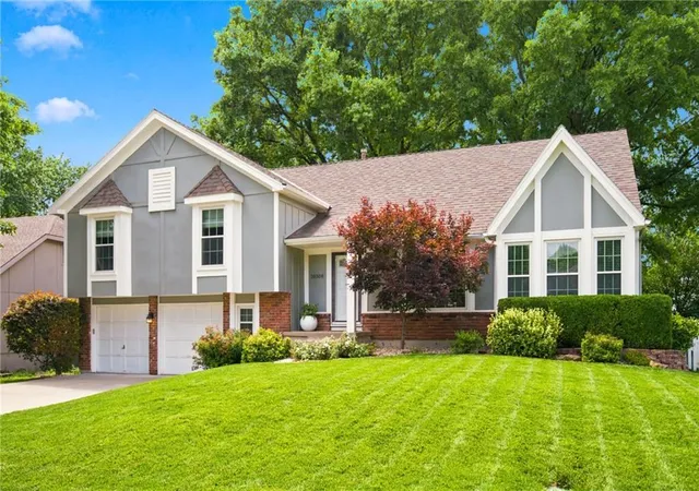 Homes for sale in Lenexa, KS | 10308 Oakmont St, Lenexa, KS 66215 | MLS# 2624273