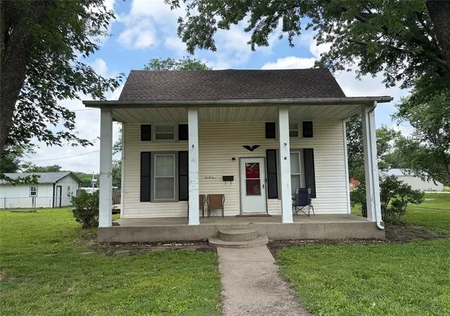 Homes for sale in Burlington, KS | 604 S 3rd St, Burlington, KS 66839 | MLS# 2624282