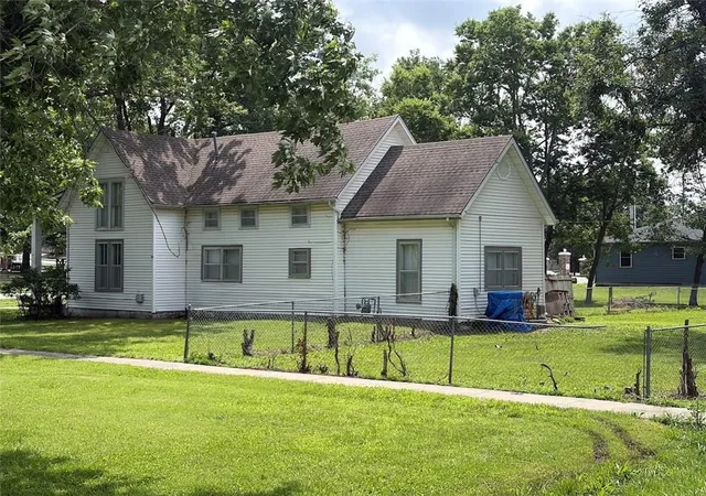 Homes for sale in Burlington, KS | 604 S 3rd St, Burlington, KS 66839 | MLS# 2624282
