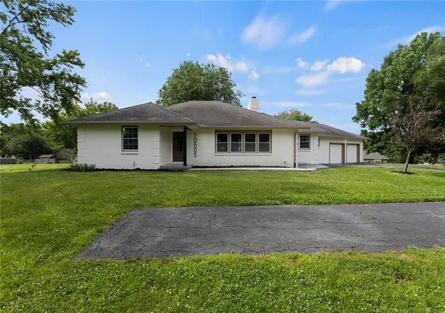 Homes for sale in Shawnee, KS | 10505 W 49th St, Shawnee, KS 66203 | MLS# 2624292