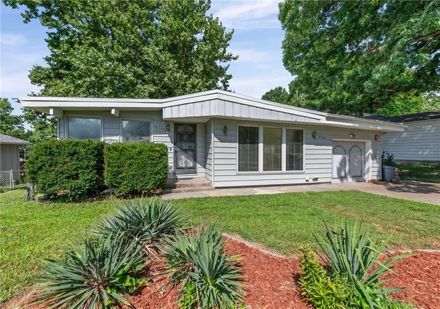 Photo 3 of Single family home for sale at 6104 N Garfield Ave, Kansas City, MO 64118 | MLS# 2624324 | Listing updated on 2026-07-30