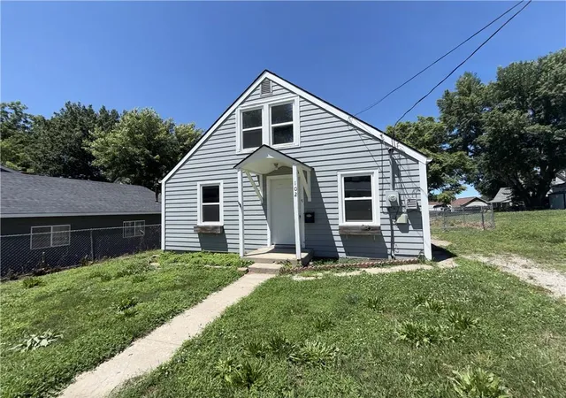 Homes for sale in Richmond, MO | 102 W Black Diamond St, Richmond, MO 64085 | MLS# 2624353
