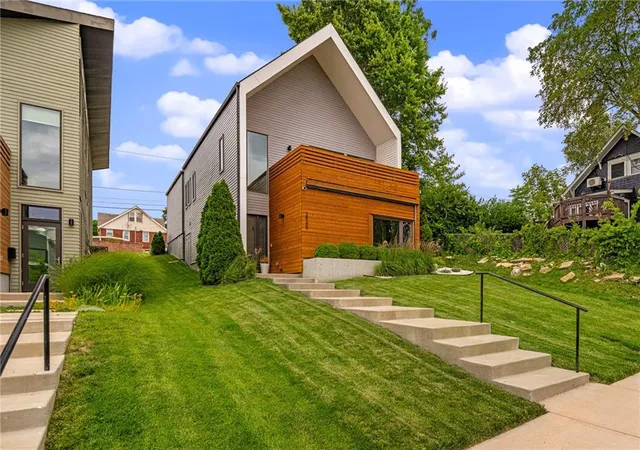 3rd image of 2549 Tracy Ave, Kansas City, MO 64108 | MLS# 2624355
