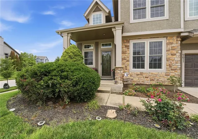 Photo 3 of Sale Pending at 9611 N Ditzler Ct, Kansas City, MO 64157 | MLS# 2624357 | Listing updated on 2026-08-19