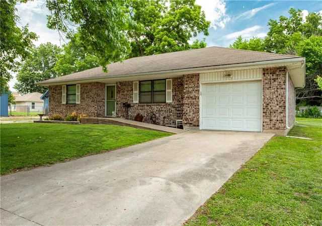 Homes for sale in Odessa, MO | 203 W Phillips St, Odessa, MO 64076 | MLS# 2624383