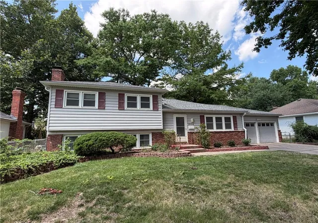 Homes for sale in Overland Park, KS | 9624 Woodson Dr, Overland Park, KS 66207 | MLS# 2624395