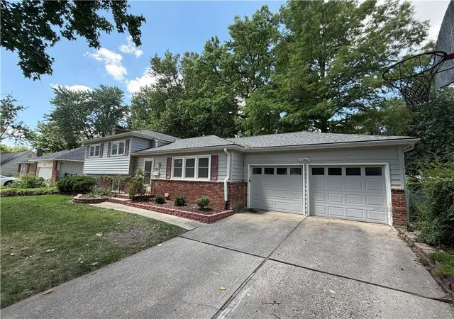 Homes for sale in Overland Park, KS | 9624 Woodson Dr, Overland Park, KS 66207 | MLS# 2624395