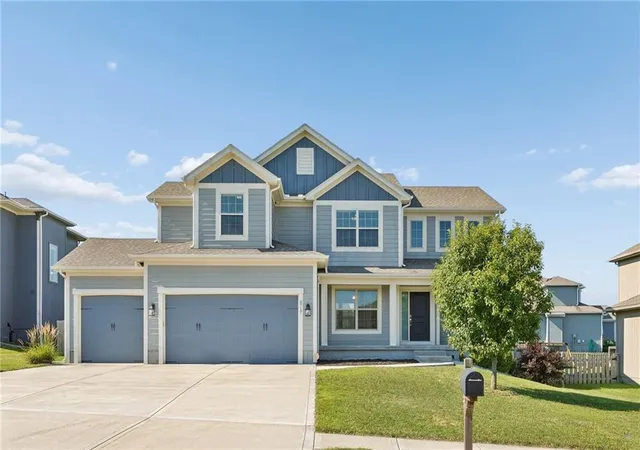 Photo 2 of Single family home for sale at 6717 Nw 104th Terrace, Kansas City, MO 64154 | MLS# 2624430 | Listing updated on 2026-09-05