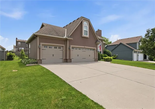 Photo 3 of Single family home for sale at 1425 Sw 44th Street, Lees Summit, MO 64082 | MLS# 2624442 | Listing updated on 2026-08-17