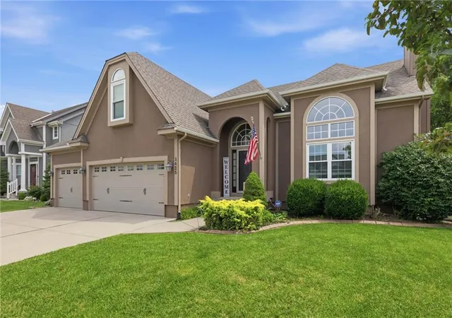 Photo 3 of Single family home for sale at 1425 SW 44th Street, Lees Summit, MO 64082 | MLS# 2624442 | Listing updated on 2026-08-17