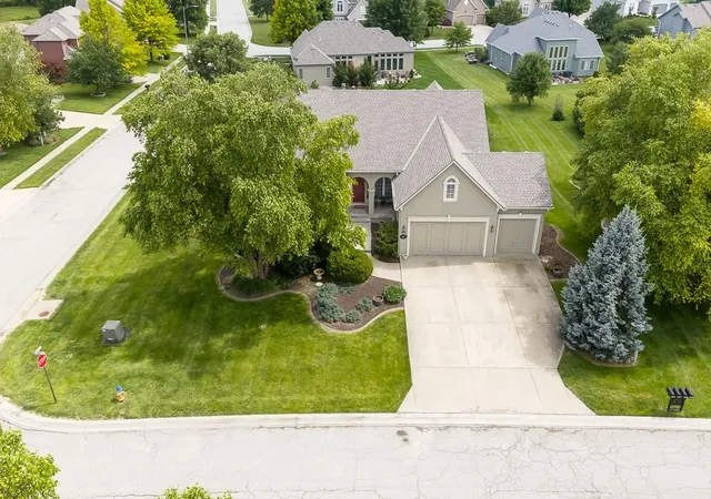 Homes for sale in Basehor, KS | 14101 Wingfoot Ct, Basehor, KS 66007 | MLS# 2624461