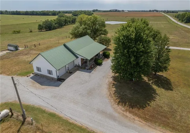 Homes for sale in Lamar, MO | 674 V Hwy, Lamar, MO 64759 | MLS# 2624480