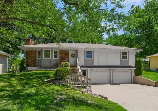 Homes for sale in Lansing, KS | 105 Continental Dr, Lansing, KS 66043 | MLS# 2624496