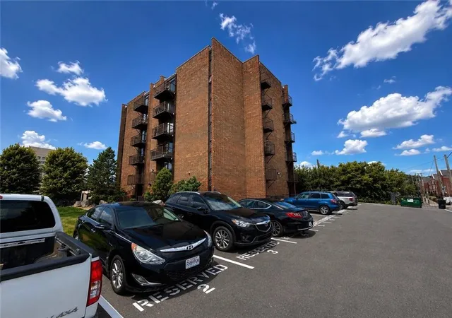 2nd image of 2933 Baltimore Ave, Kansas City, MO 64108