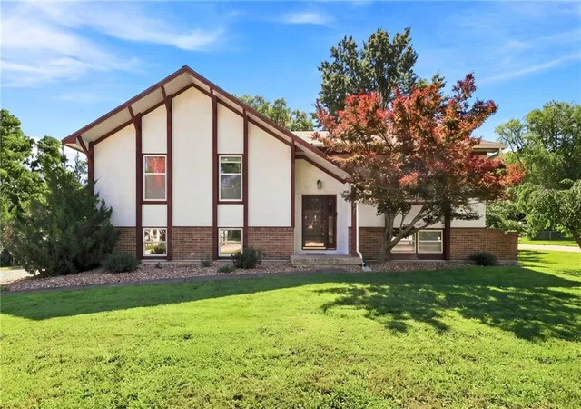 Photo 1 of Single family home for sale at 1424 Woodlawn Dr, Warrensburg, MO 64093 | MLS# 2624597 | Listing updated on 2026-08-07