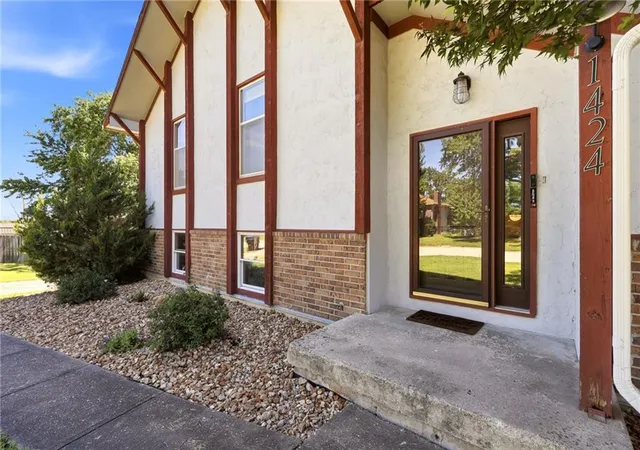 Photo 3 of Single family home for sale at 1424 Woodlawn Dr, Warrensburg, MO 64093 | MLS# 2624597 | Listing updated on 2026-08-07