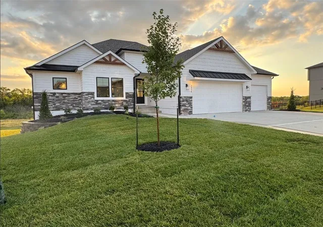 1st image of 3116 Sw Summit View Trl, Lees Summit, MO 64082 | MLS# 2624604