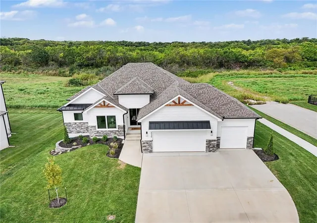 Single family home for sale at 3116 SW Summit View Trl, Lees Summit, MO 64082 | MLS# 2624604