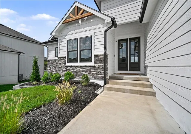 Photo 3 of Single family home for sale at 3116 SW Summit View Trl, Lees Summit, MO 64082 | MLS# 2624604 | Listing updated on 2026-10-19
