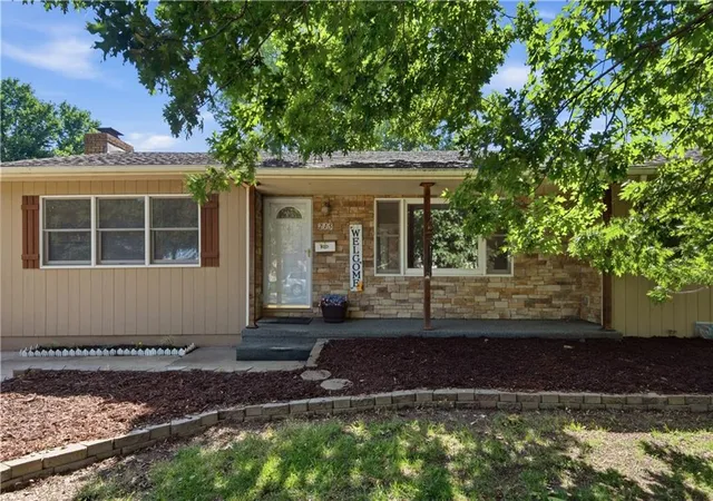 2nd image of 215 N Maple St, Gardner, KS 66030 | MLS# 2624614