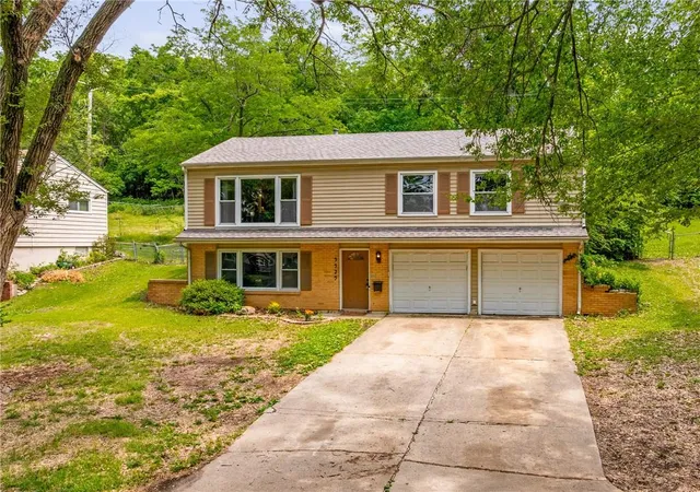 Photo 3 of Single family home for sale at 9929 Harrison St, Kansas City, MO 64131 | MLS# 2624633 | Listing updated on 2026-10-06