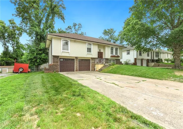 Photo 3 of Sale Pending at 3417 Ne Prather Rd, Kansas City, MO 64116 | MLS# 2624637 | Listing updated on 2026-09-19