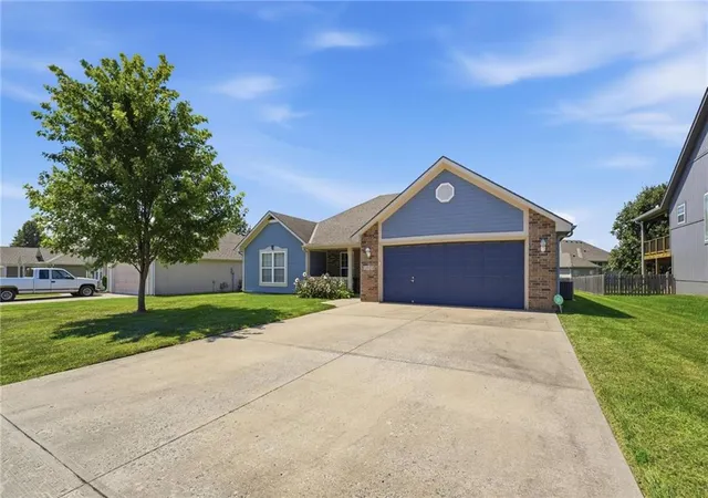 Photo 2 of Sale Pending at 1604 Se Dalton Dr, Lee's Summit, MO 64081 | MLS# 2624674 | Listing updated on 2026-09-02