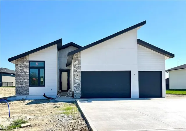 Photo 1 of Single family home for sale at 8413 Nw 90th Terrace, Kansas City, MO 64153 | MLS# 2624710 | Listing updated on 2026-10-11