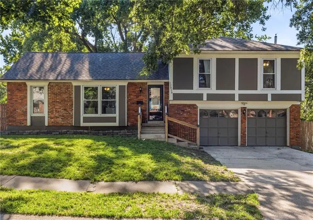 Homes for sale in Grandview, MO | 12819 Cambridge Ave, Grandview, MO 64030 | MLS# 2624721