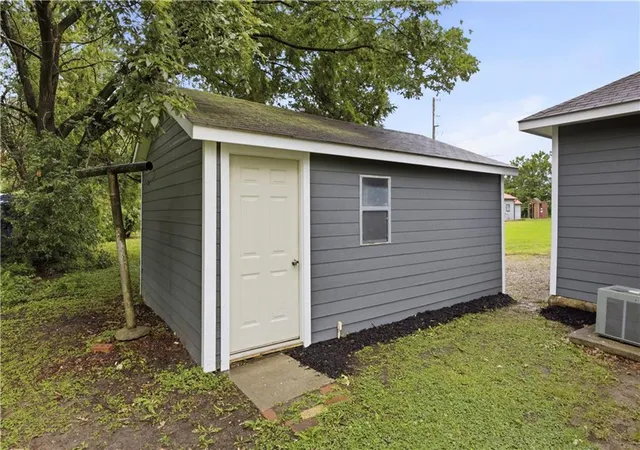21st image of 914 N 11th St, Neodesha, KS 66757 | MLS# 2624745