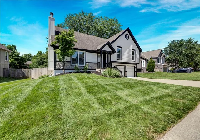 3rd image of 8017 W 149Th St, Overland Park, KS 66223 | MLS# 2624768